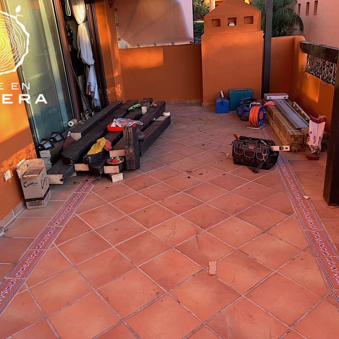 Tarima de exterior de madera instalada en zona de juegos para niños